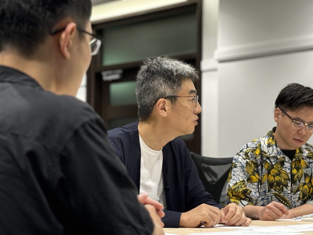 座談会で真剣に語る石井先生と、聞く金子氏・湯浅氏の様子の写真