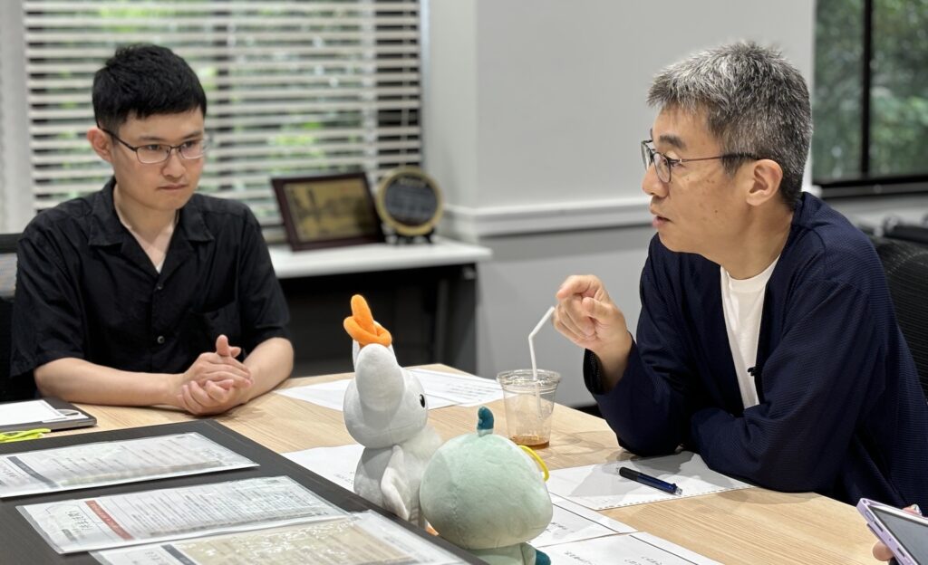 座談会の席で語る石井先生と
真剣に聞く金子氏の写真